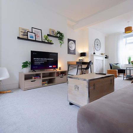 Stayright 3 Bed Home Near Hiking Trails & Parks Llwynypia Экстерьер фото