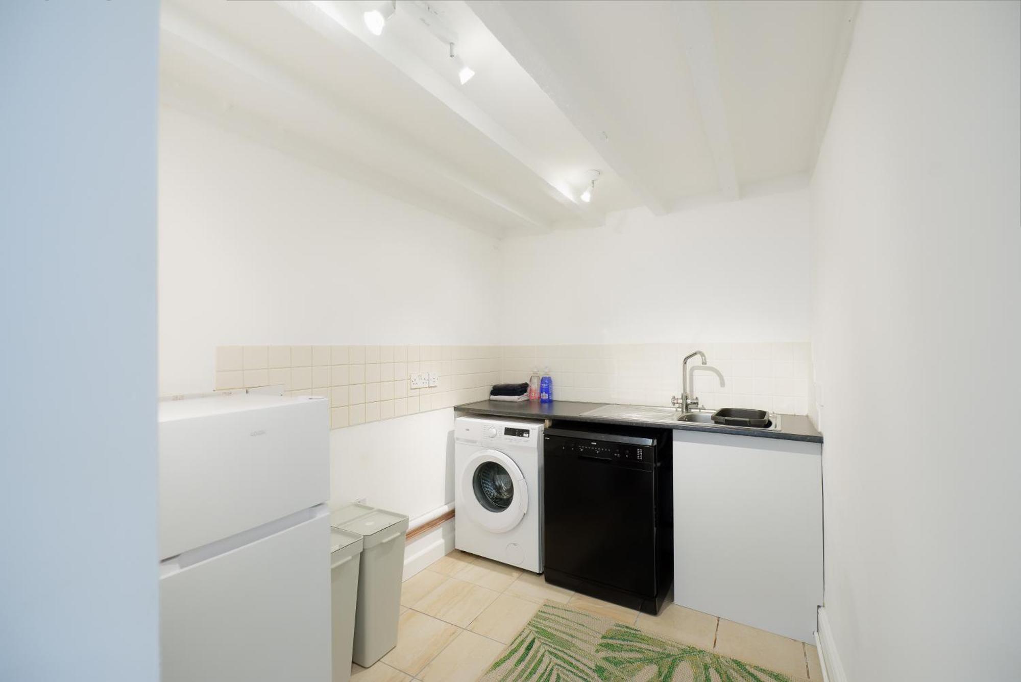 Stayright 3 Bed Home Near Hiking Trails & Parks Llwynypia Экстерьер фото