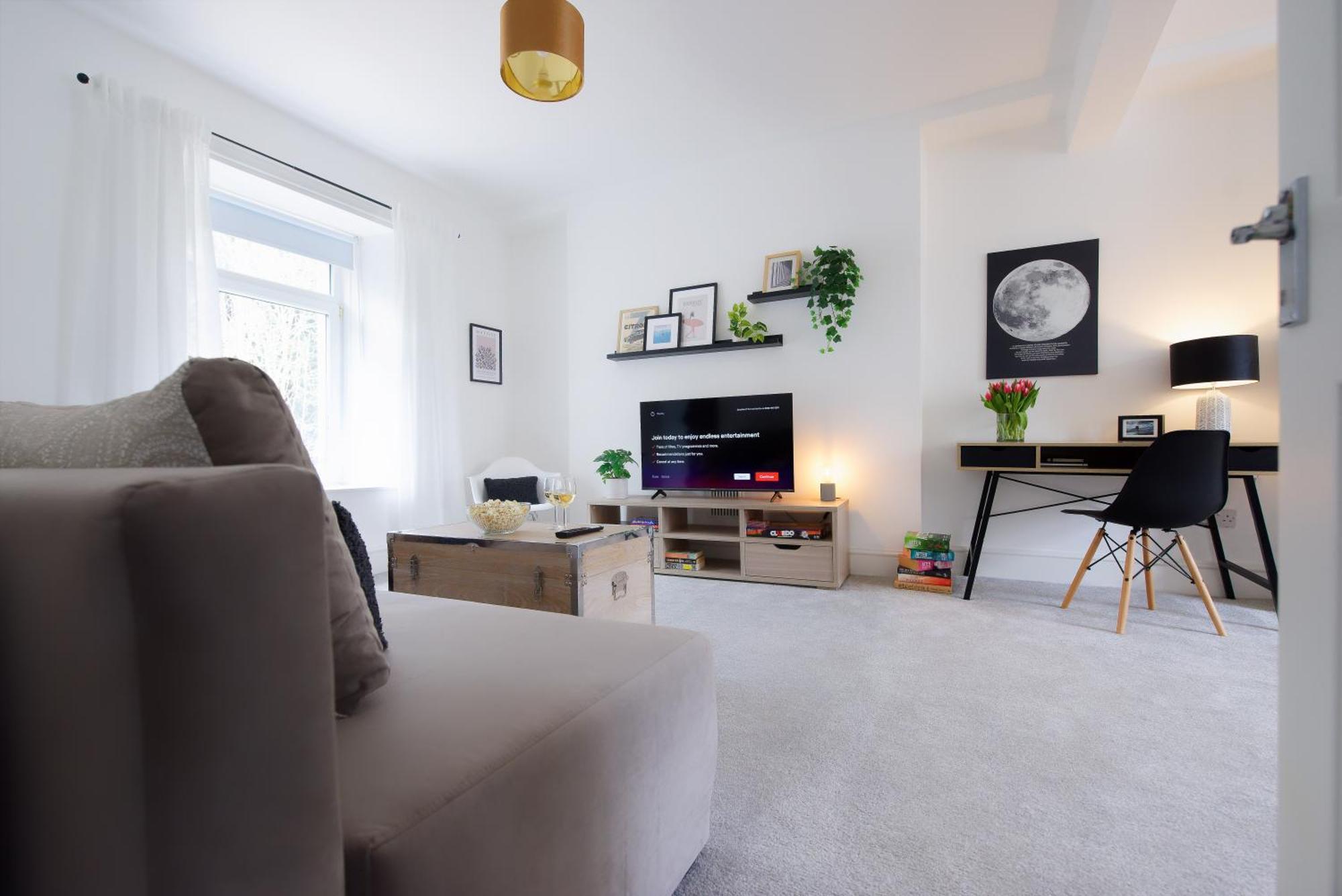 Stayright 3 Bed Home Near Hiking Trails & Parks Llwynypia Экстерьер фото